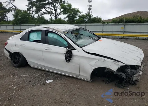 2016 Mercedes-Benz C 300 4Matic z USA, uszkodzony, nr VIN 55SWF4KB6GU155919